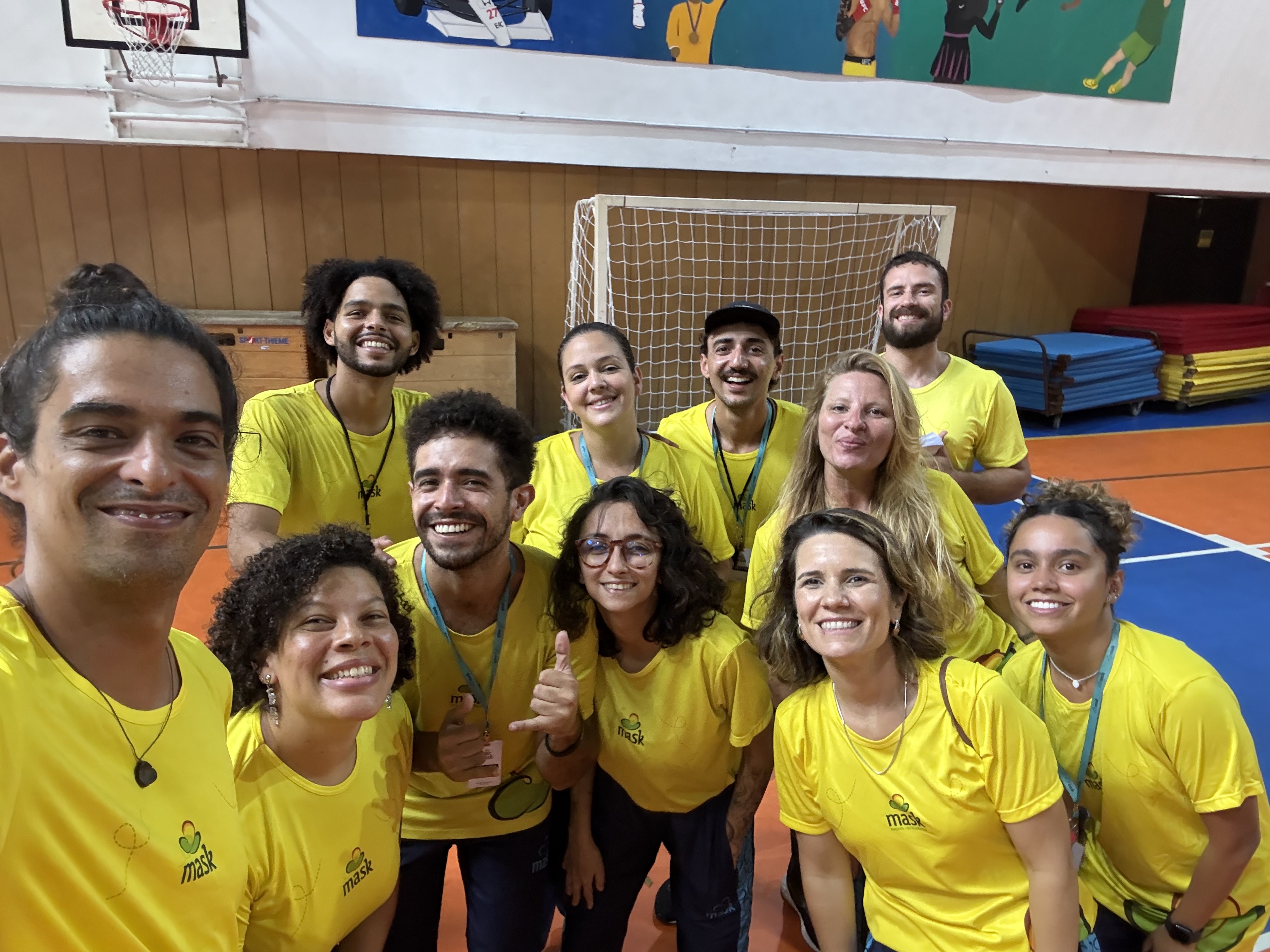 Equipe MASK em atividade esportiva com estudantes