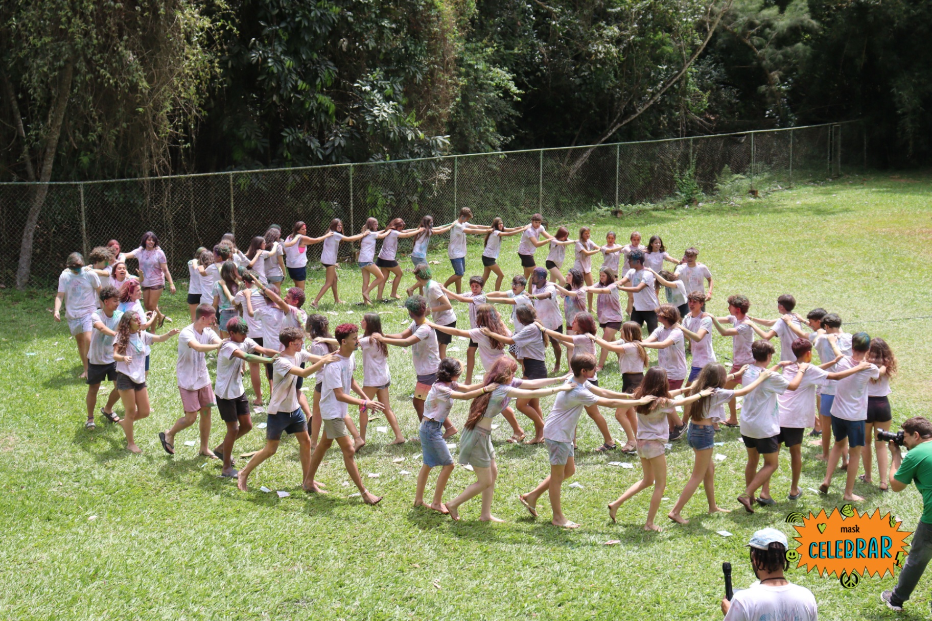 Grande roda de estudantes em atividade de integração no campo