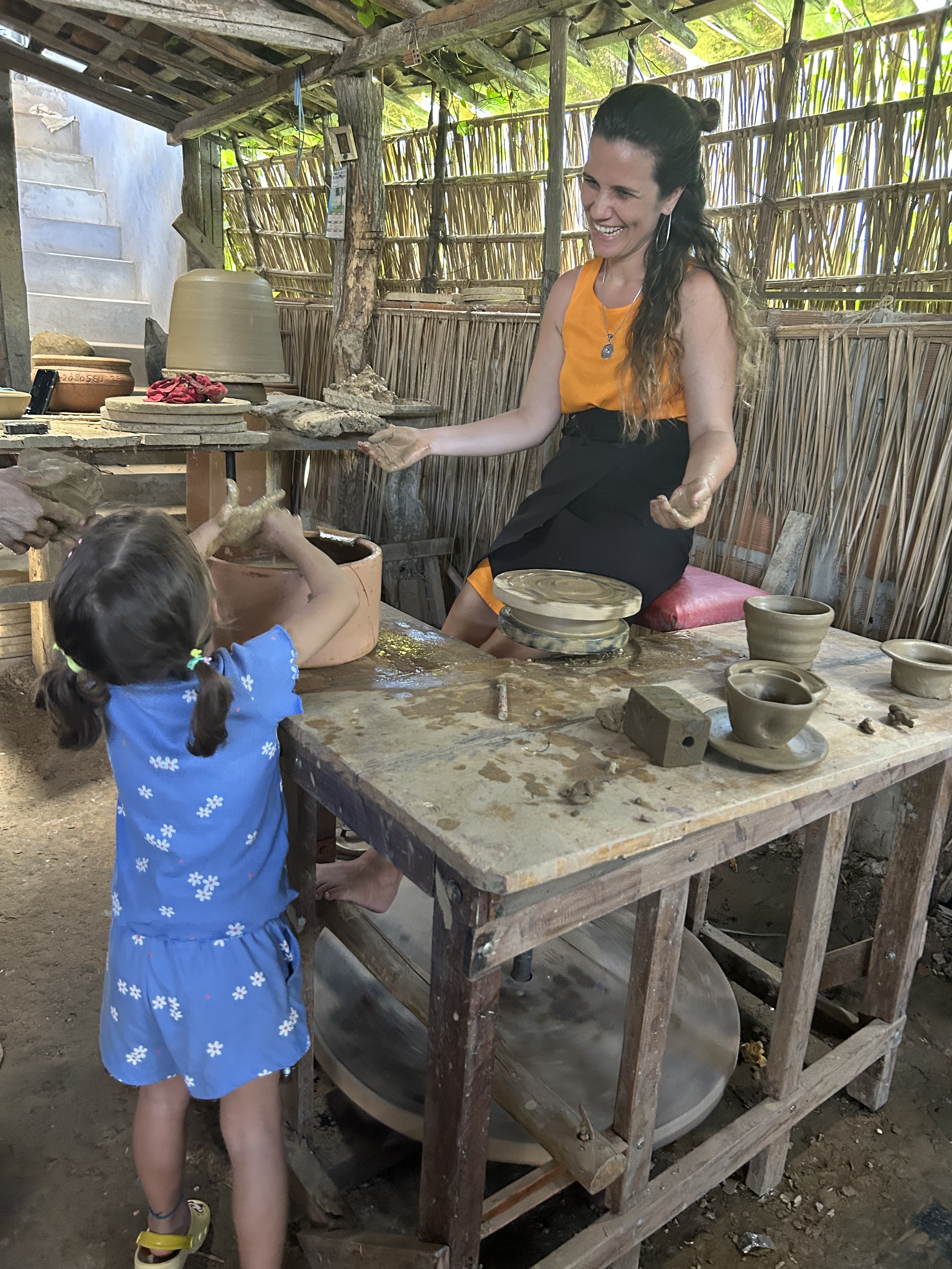 Família vivenciando a produção artesanal de farinha em comunidade tradicional.