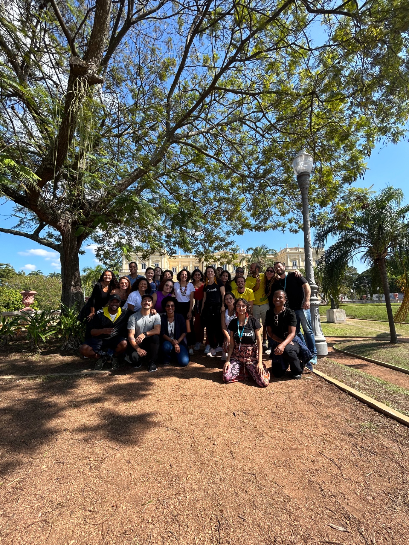 Grupo de educadores e equipe MASK reunidos em praça
