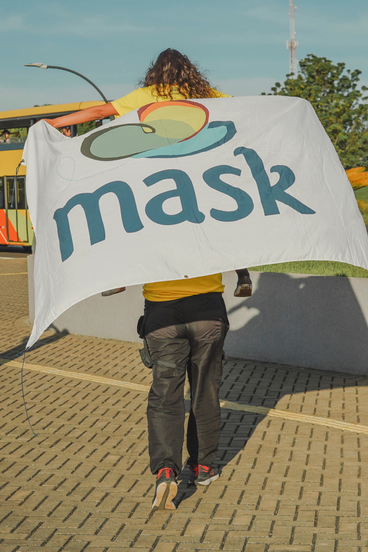 Educador MASK carregando a bandeira da MASK