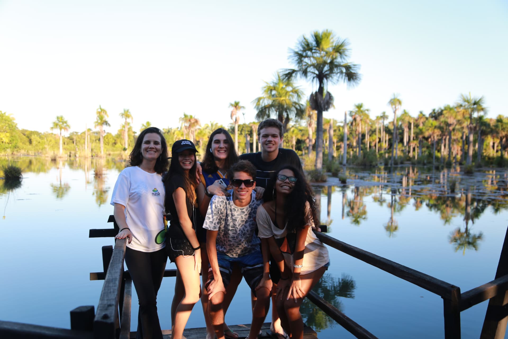 Grupo de estudantes e educadores MASK durante uma viagem pedagógica.