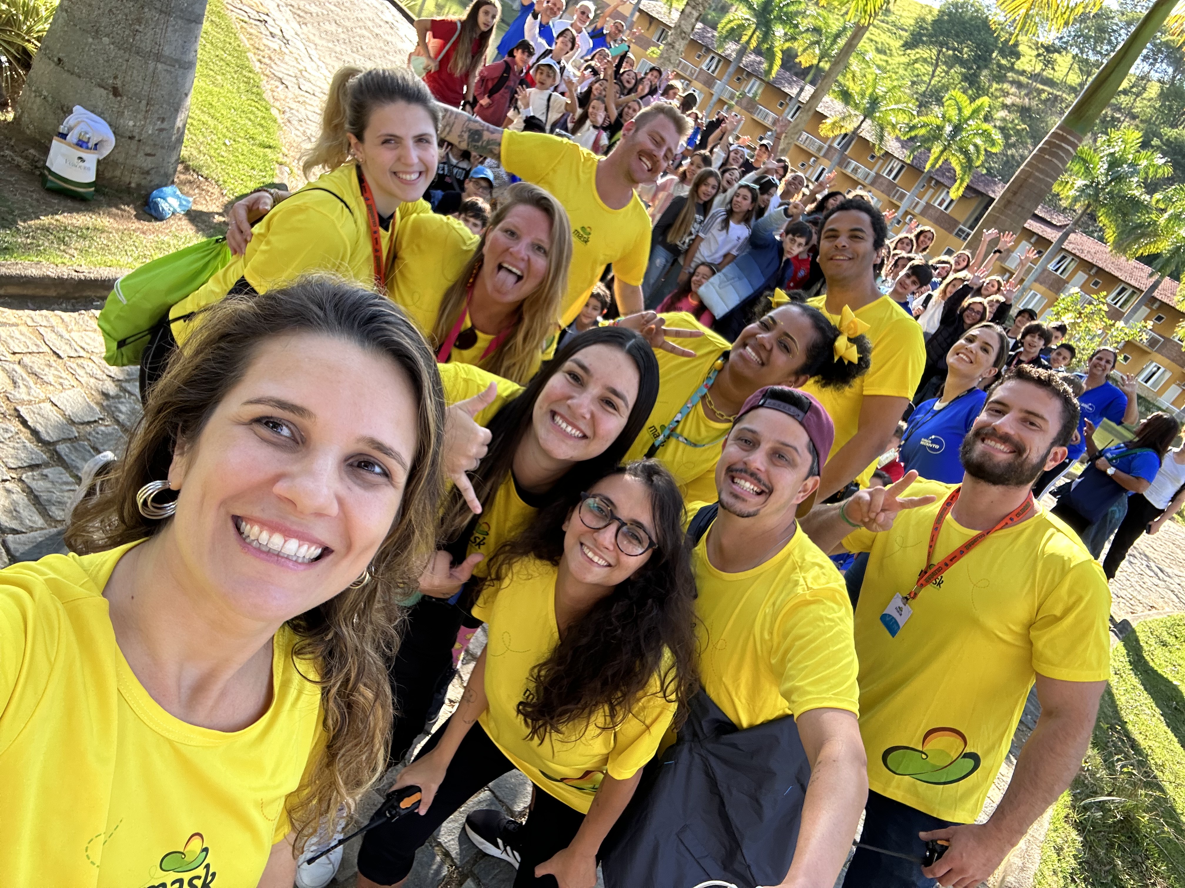 Equipe MASK com estudantes em excursão